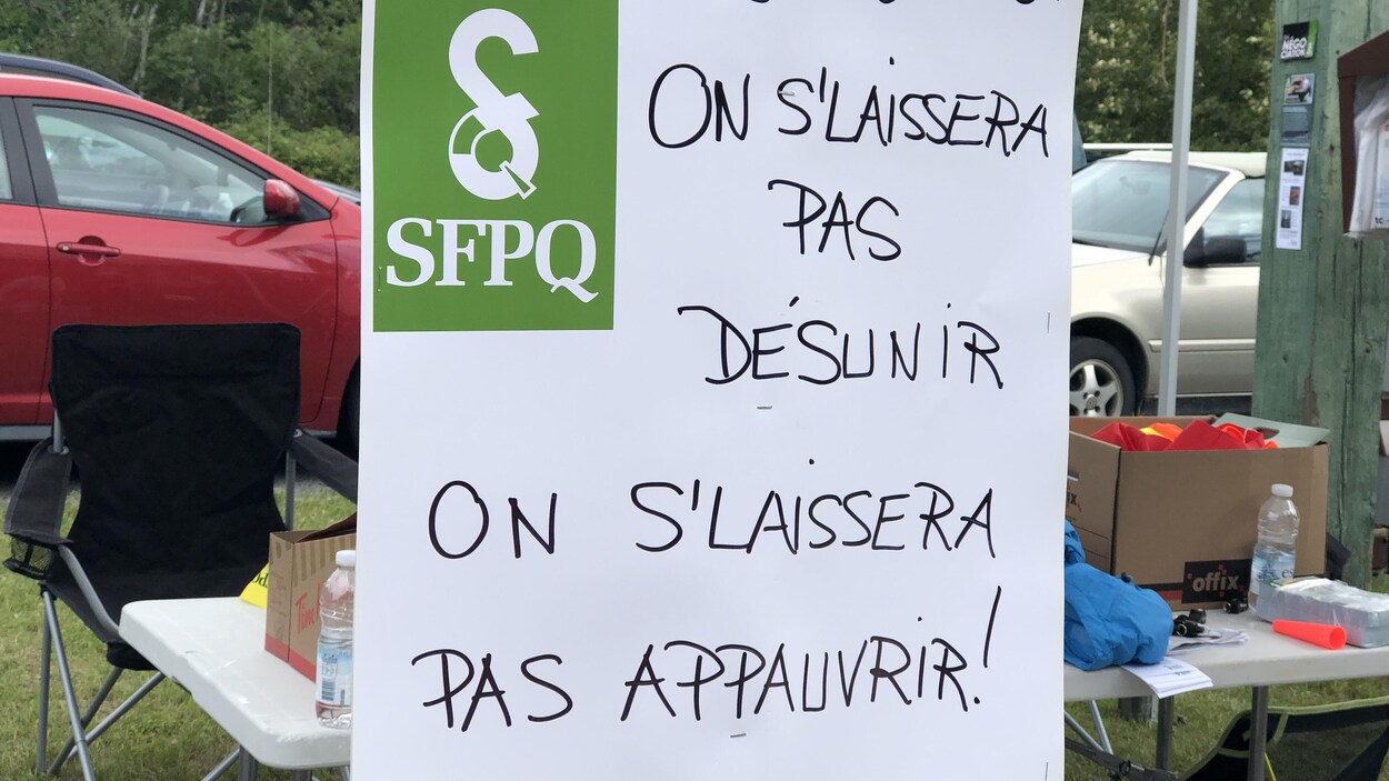 Une pancarte avec un message des syndiqués.