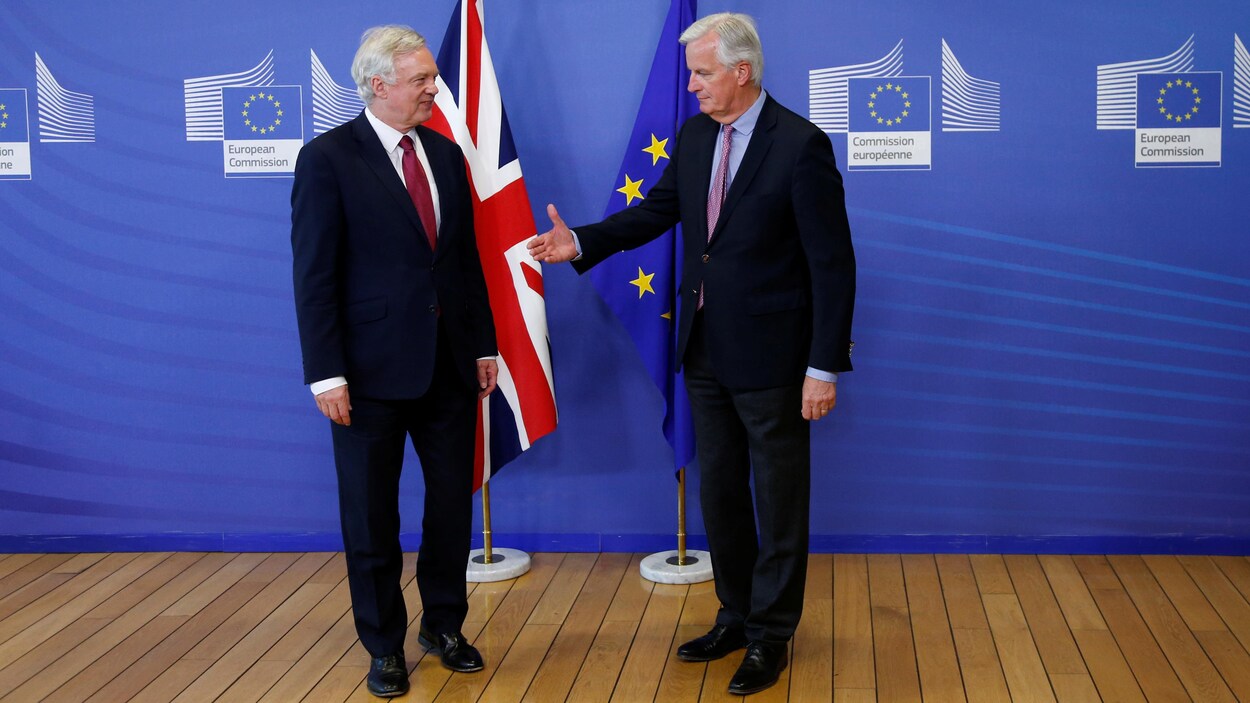 Le négociateur en chef de l'Union européenne, Michel Barnier (droite), salue le ministre britannique du Brexit, David Davis.