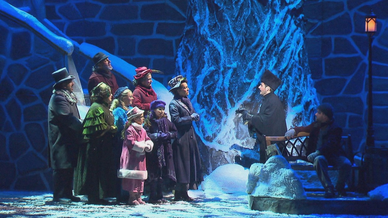 Des artistes du spectacle Décembre réunies sur scène.