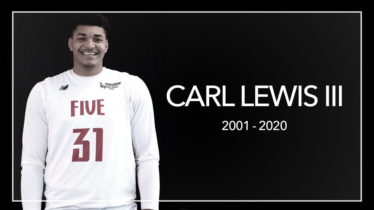 Une photo de Carl Lewis indiquant qu'il a vécu de 2001 à 2020.