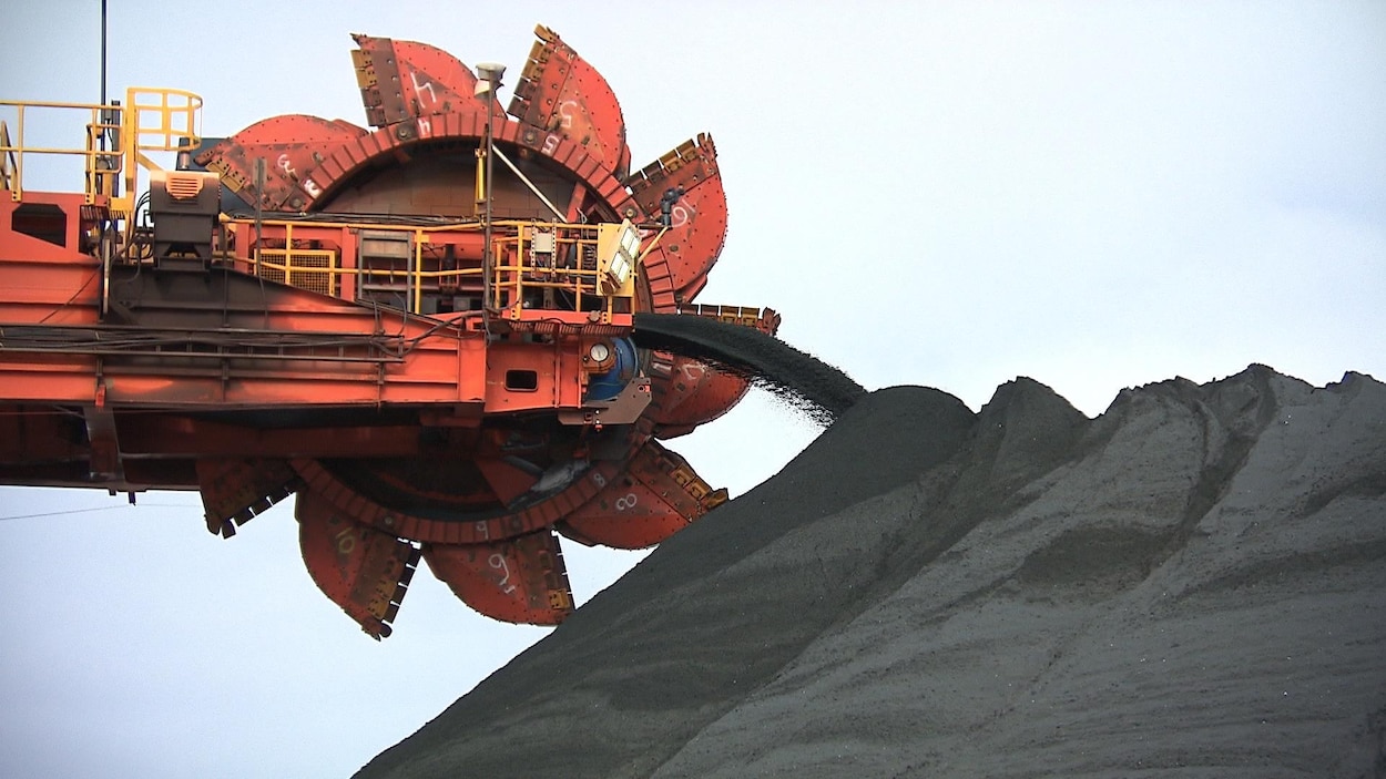 Déchargement de minerai en provenance de la mine du lac Bloom