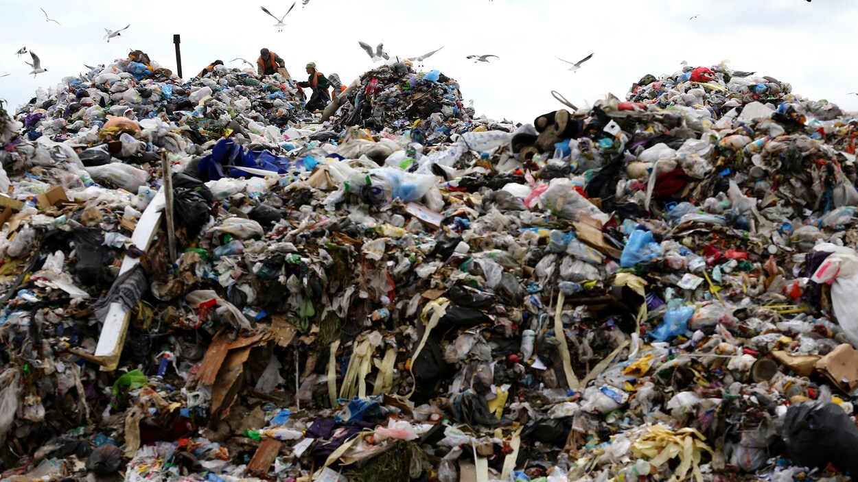 Des piles de déchets dans un dépotoir