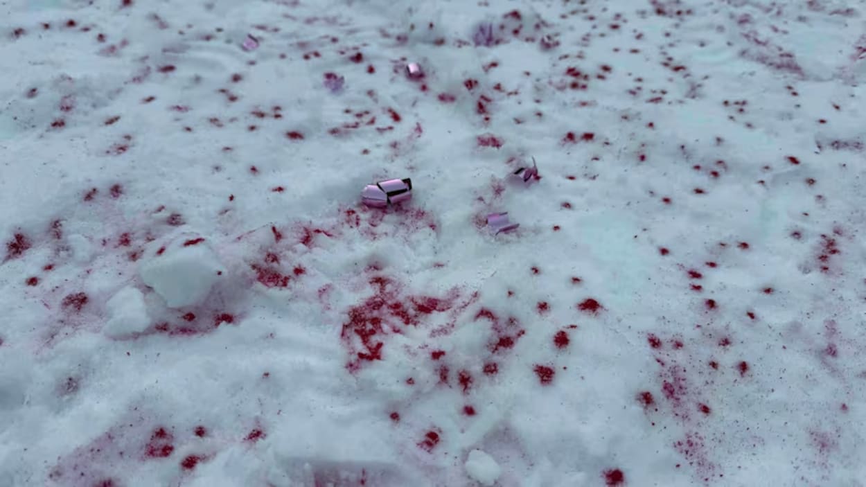 Une enquête sur un amas de déchets laissés sur la surface gelée du lac Louise