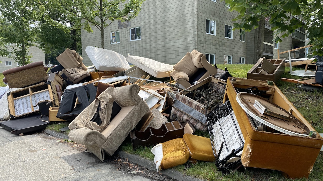 Un amas de divans, de matelas et de déchets dérange des résidents de Sherbrooke