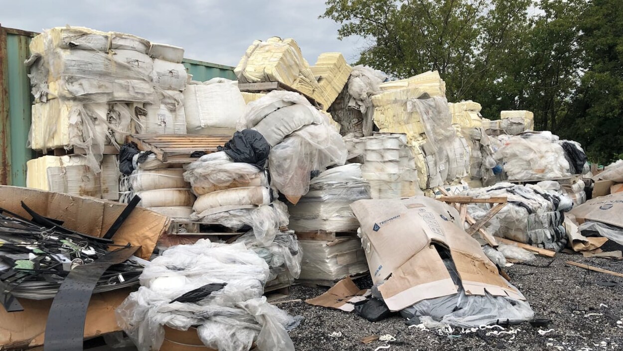 Une pile de déchets de plastique.