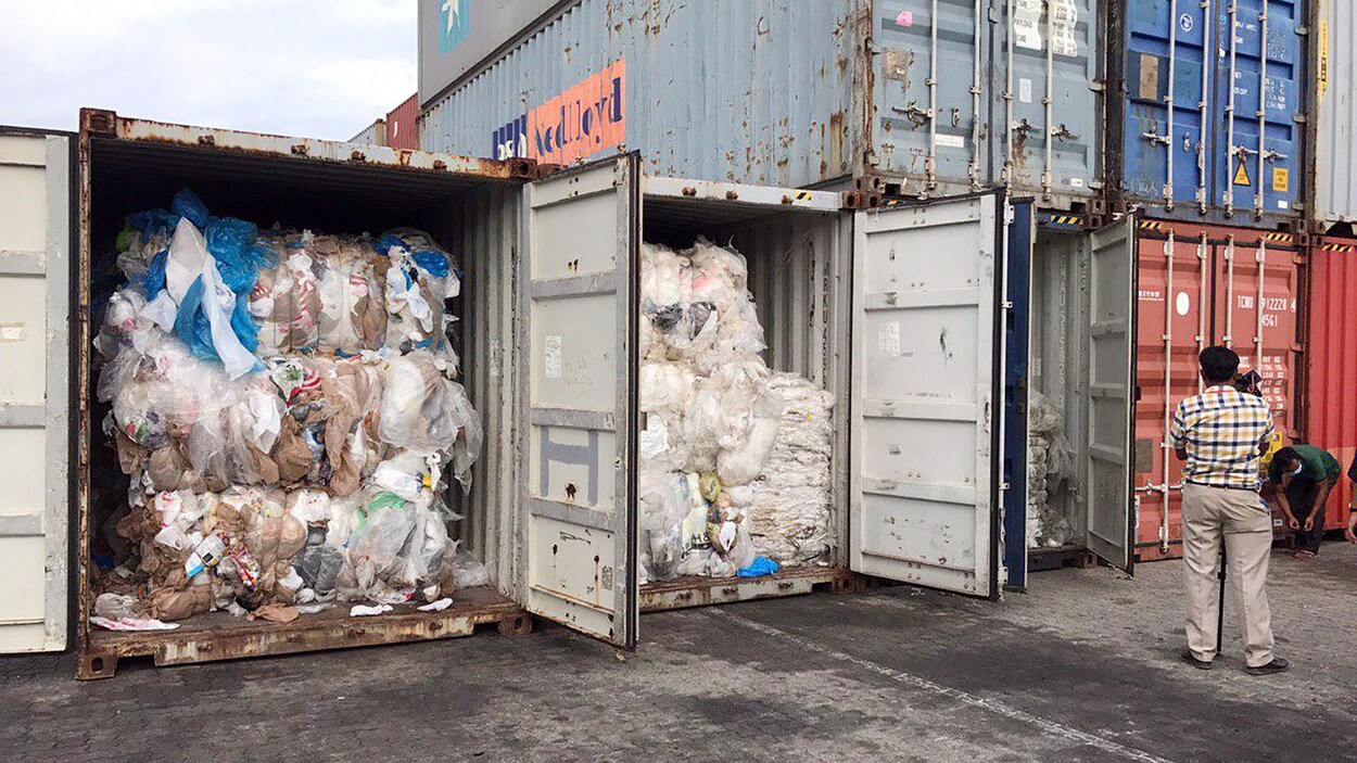 Des conteneurs remplis de déchets en plastique.
