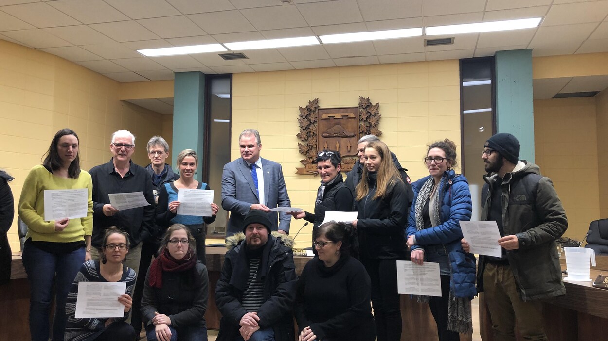 Remise officielle de la déclaration par des citoyens.