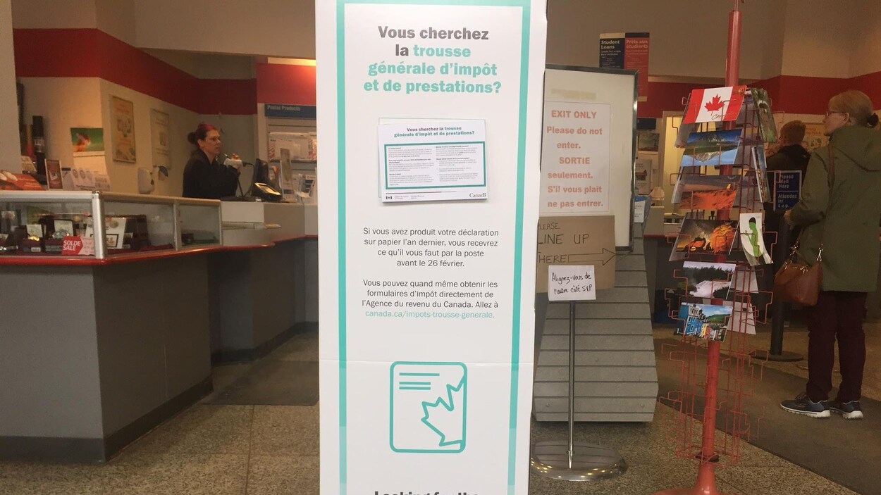Un panneau annonce ces changements dans un bureau de Postes Canada à Sudbury. Un panneau annonce ces changements dans un bureau de Postes Canada à Sudbury.