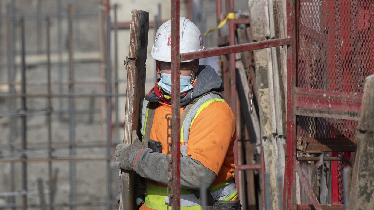Un ouvrier portant un masque sur un chantier.
