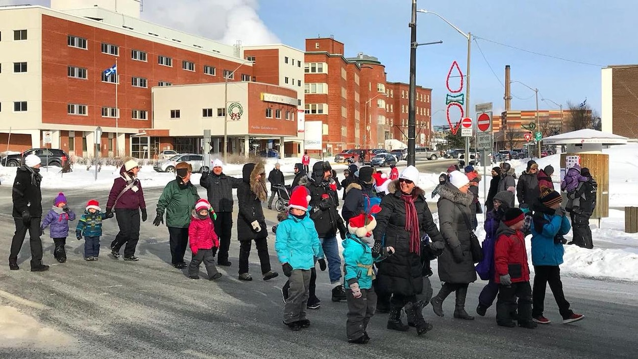 Un défilé de Noël dans les rues de Rouyn-Noranda, des décorations de Noël accrochées aux poteaux.