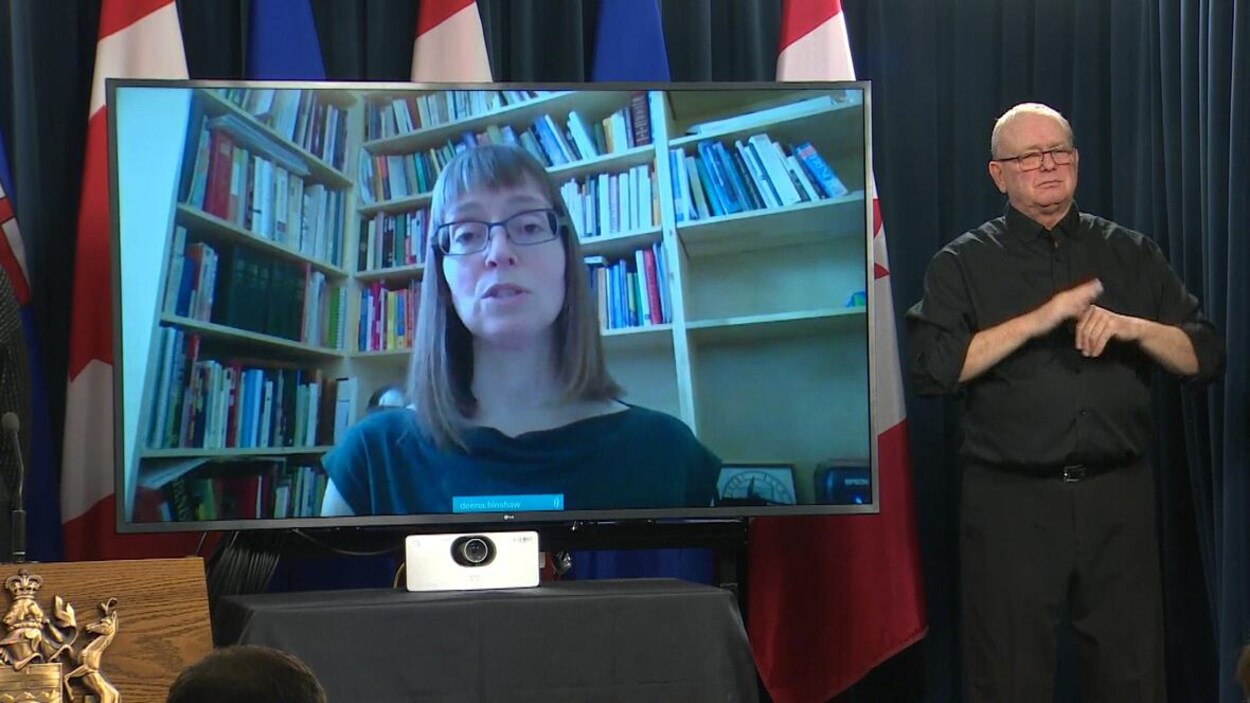 Vidéoconférence de la médecin en chef de l'Alberta, Deena Hinshaw.