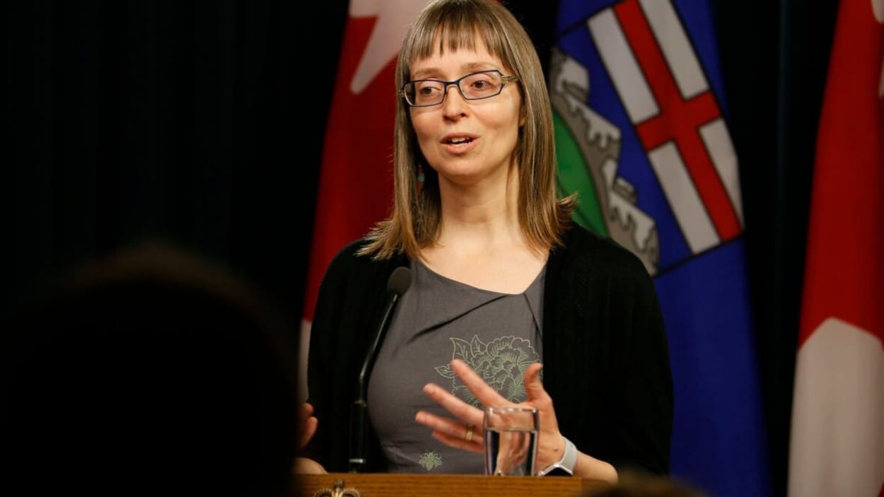 La Dre Deena Hinshaw en conférence de presse.