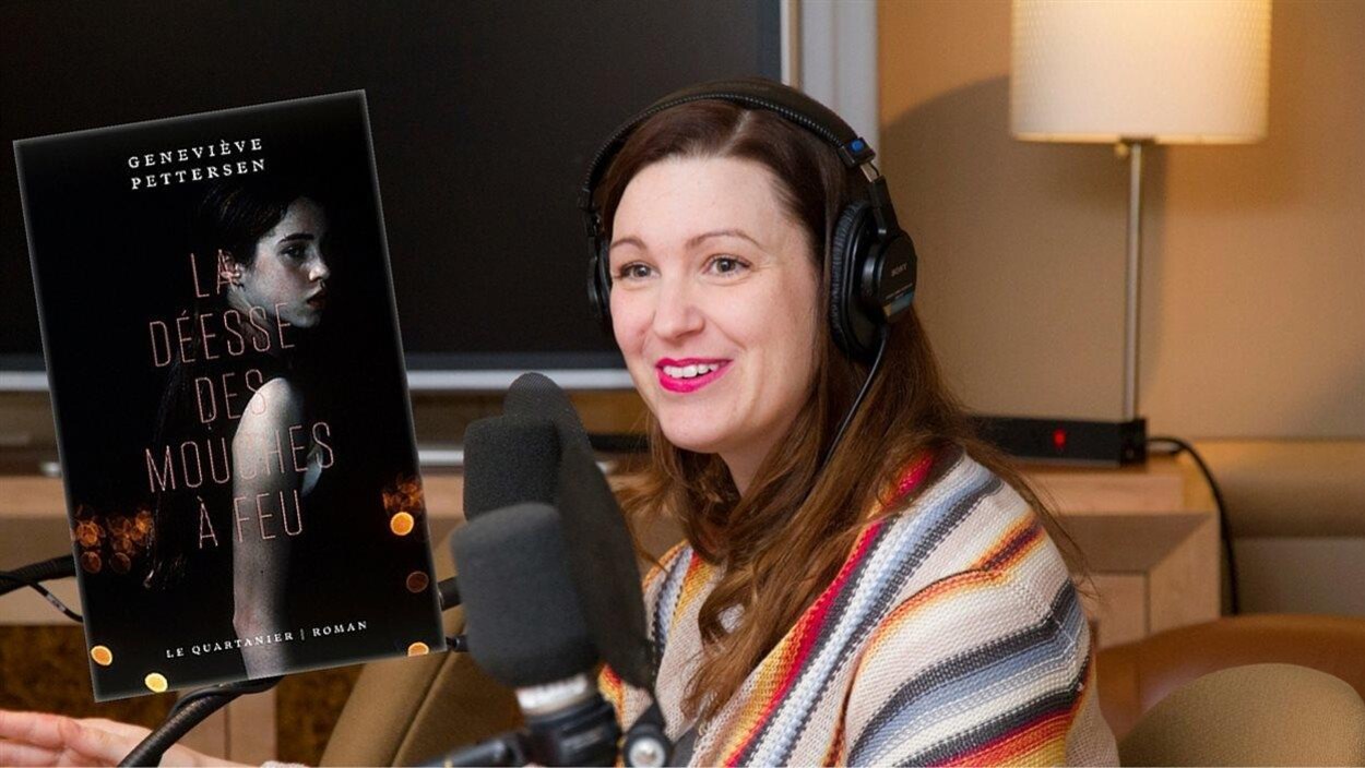 L'écrivaine en studio avec des écouteurs.