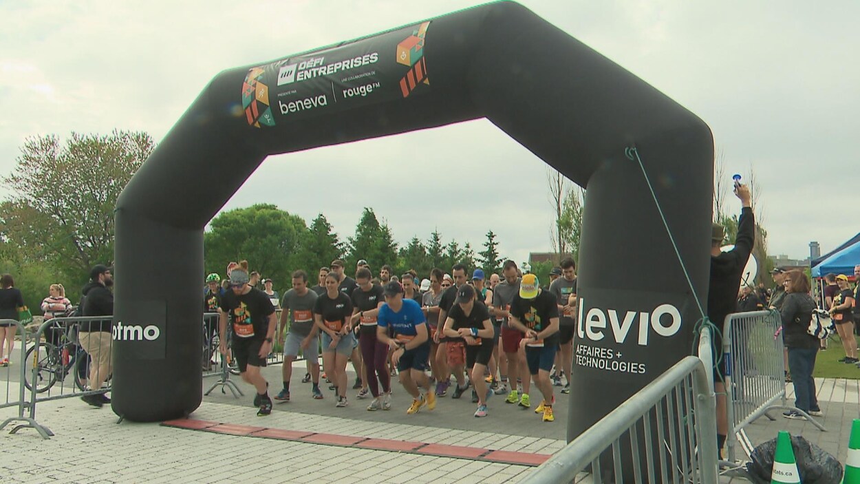 Des coureurs à la ligne de départ d'une course s'élancent.