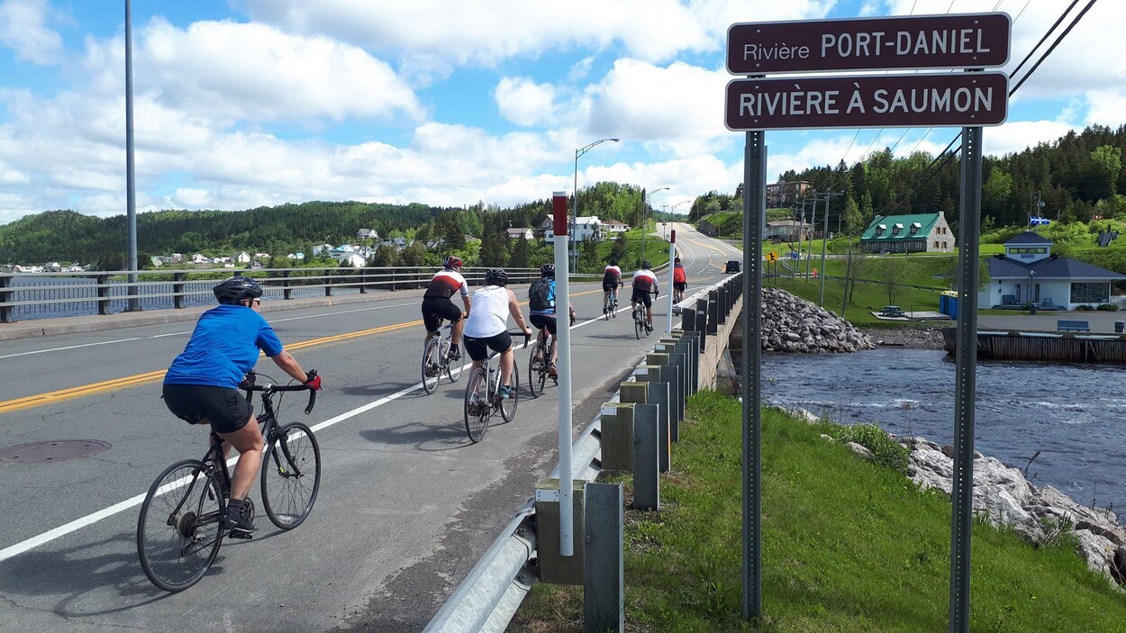 Quelque 200 cyclistes se relaient entre Bonaventure et Percé dans le cadre du Défi Roulons pour nos hommes au profit de la Fondation Santé Baie-des-Chaleurs.