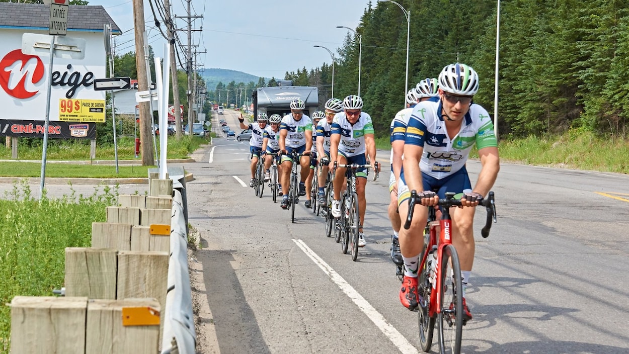 Des cyclistes sur la route
