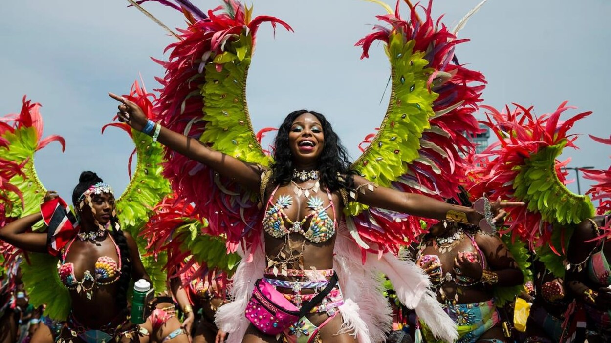 Une femme en tenue de carnaval au défilé de Caribana.