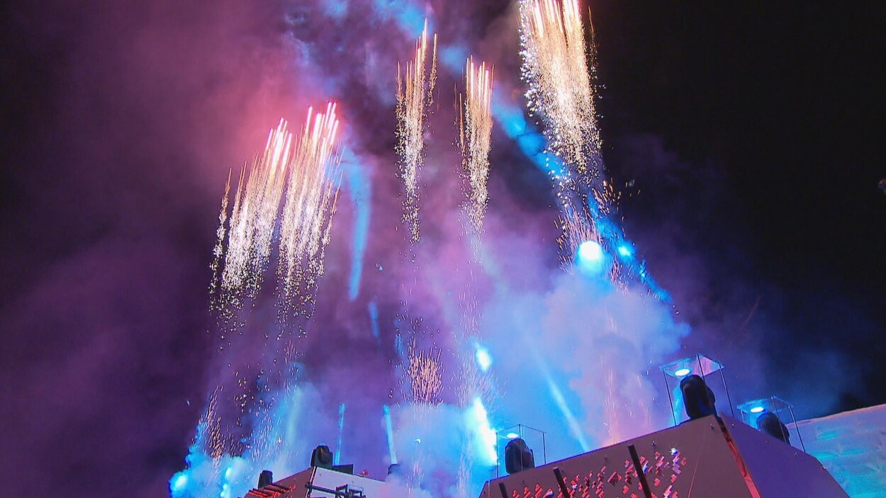 Des pièces pyrotechniques jaillissant d'une plateforme du défilé.