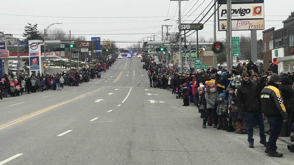 Une imposante foule est massée de chaque côté de la rue King Est à Sherbrooke.