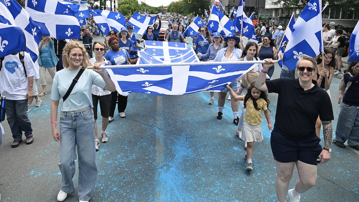 Montréal s’orne de fleurdelisés pour la fête nationale