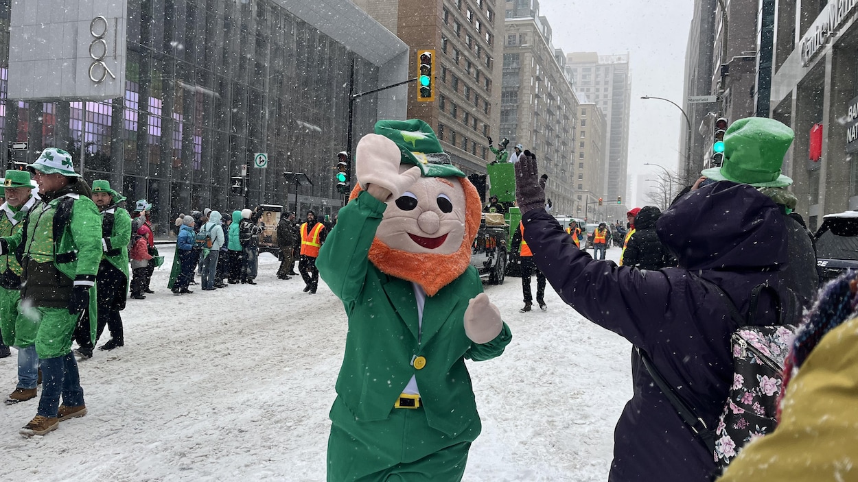 À Montréal, un 201e défilé de la Saint-Patrick sous la neige