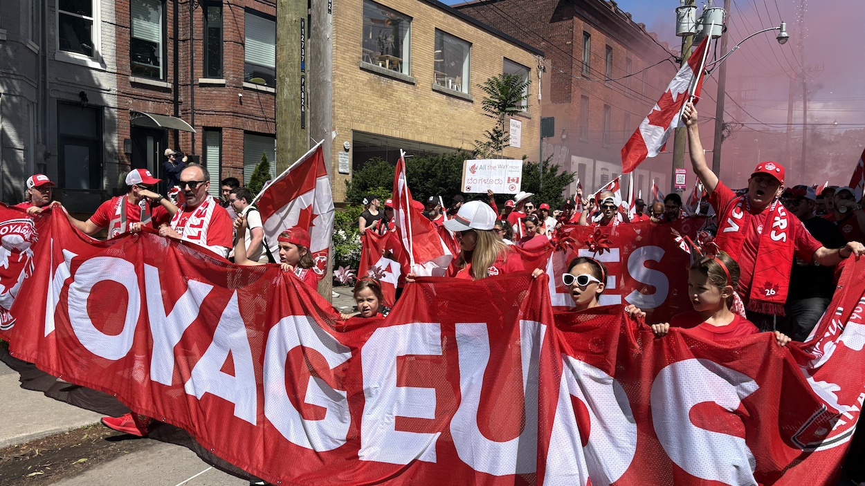 La fête commence par un défilé pour le Canada