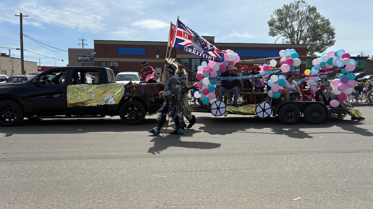 Le défilé du 90e Stampede de Ponoka attire des milliers de spectateurs