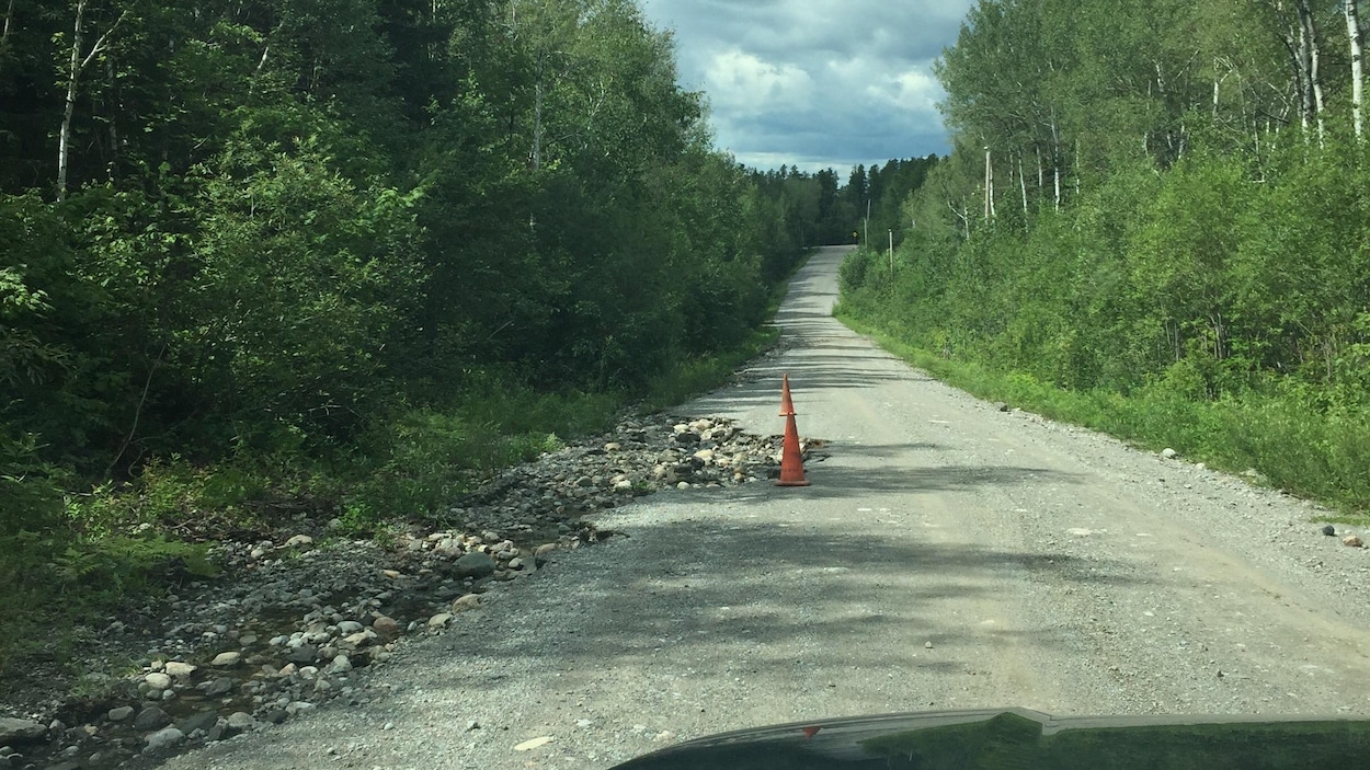 Un chemin qui s'est affaissé en raison de la pluie.