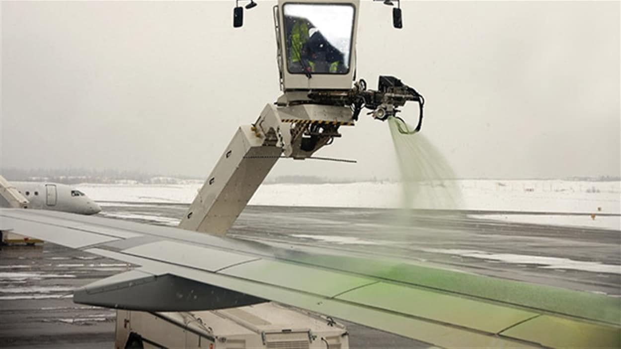 https://images.radio-canada.ca/q_auto,w_1250/v1/ici-info/16x9/degivrage-avion-aeroport-hiver-aile-7238.jpg