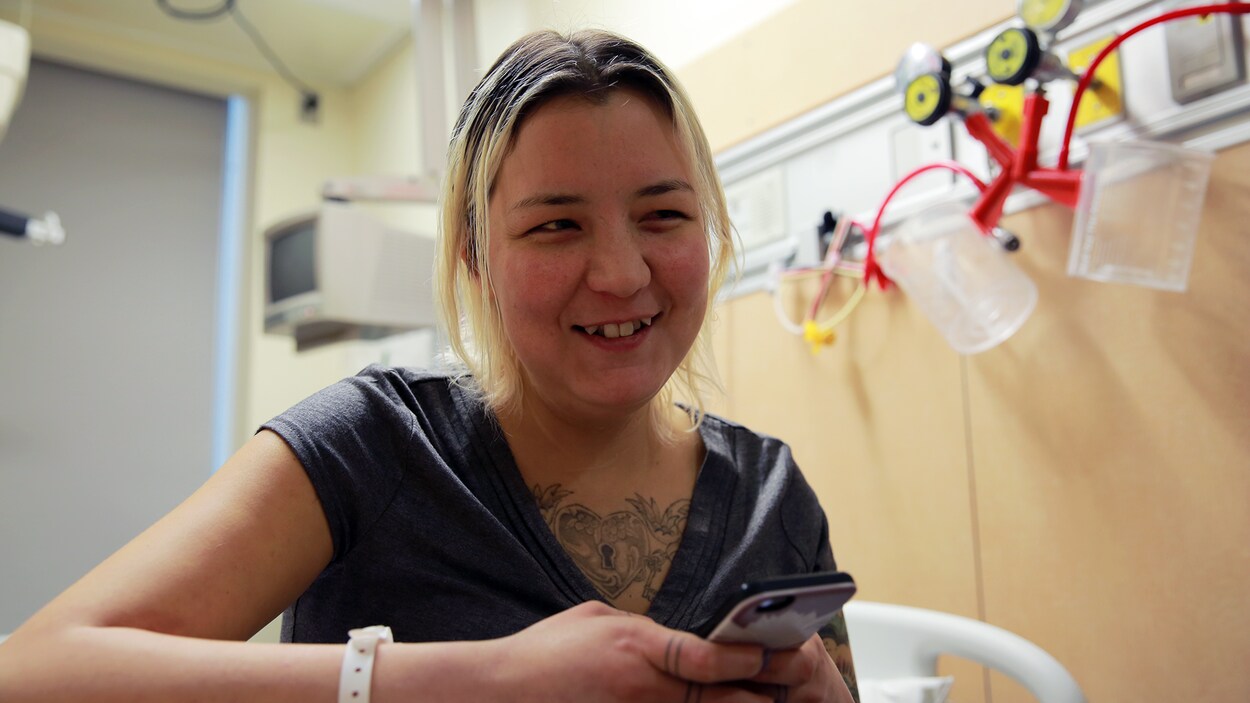 Delilah Saunders dans une chambre d'hôpital. Delilah Saunders dans une chambre d'hôpital.