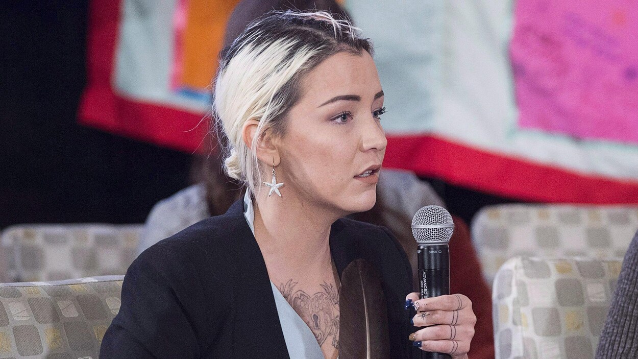 Delilah Saunders tenant un micro. Delilah Saunders tenant un micro.