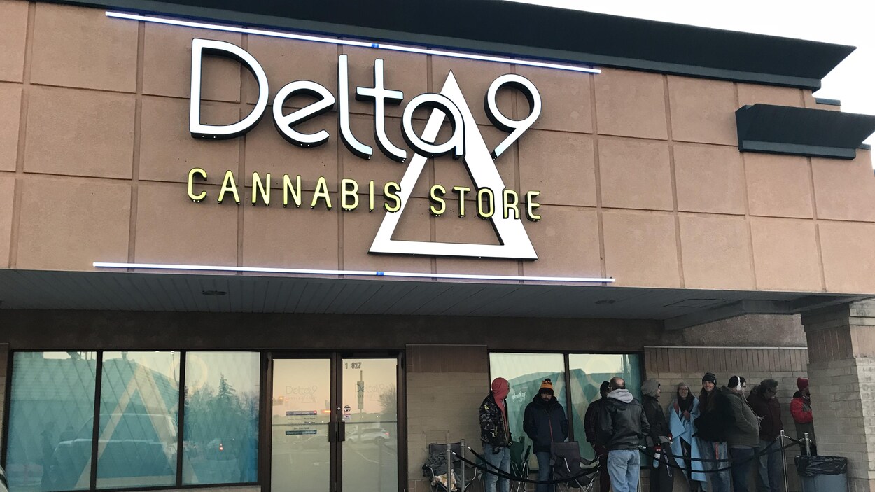 Façade d'un magasin de cannabis de l'entreprise Delta 9 à Winnipeg. Quelques personnes font la file devant l'entrée.