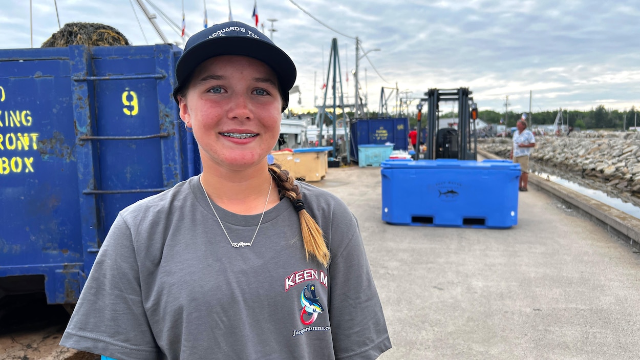 Une adolescente de 13 ans abat un record du plus gros thon pêché