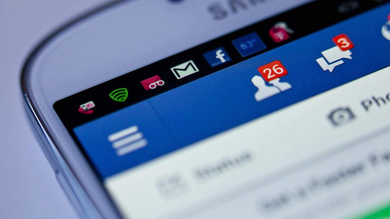 Nous voyons l'application Facebook sur un téléphone mobile. L'utilisateur a reçu 26 demandes d'amitié et 3 messages privés