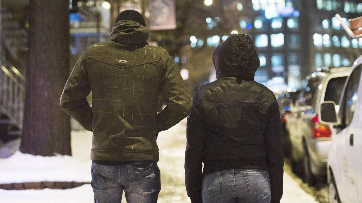 Deux réfugiés haïtiens dans les rues de Montréal le 19 décembre 2017.