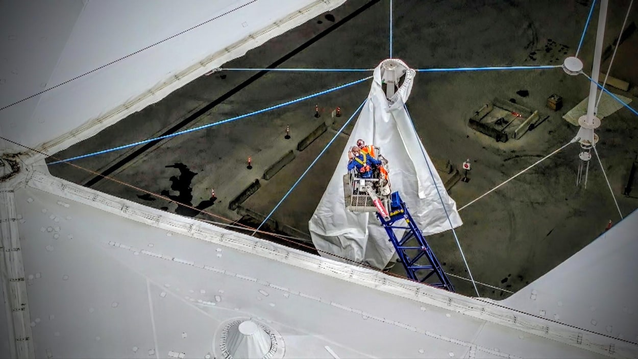 La quasi-totalité de l’ancienne toile du stade olympique a été déchiquetée