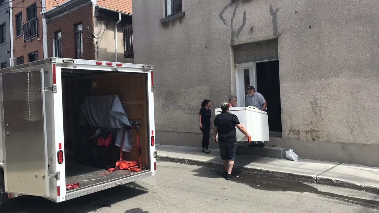 Des résidents de Québec participent à un déménagement.
