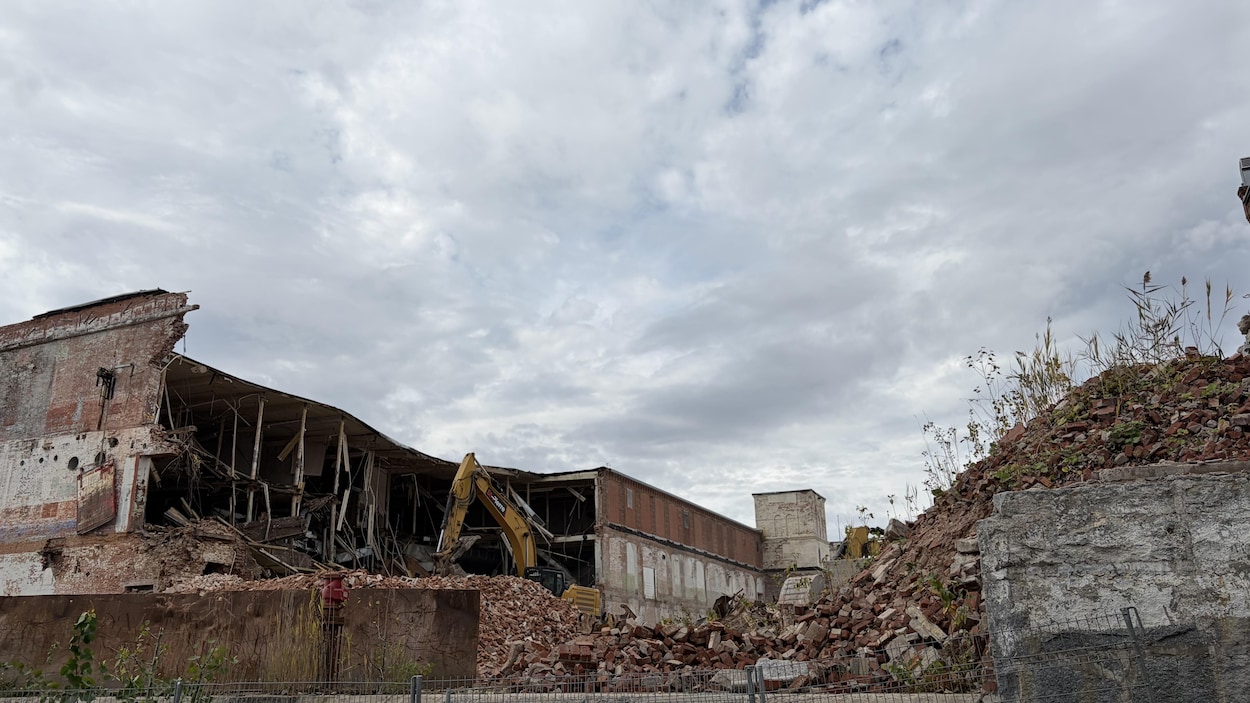 La démolition de l’usine Difco est entamée à Magog
