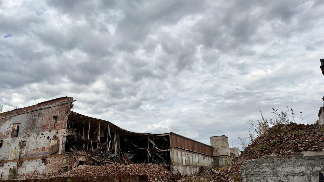 Voyez la démolition de l’usine Difco