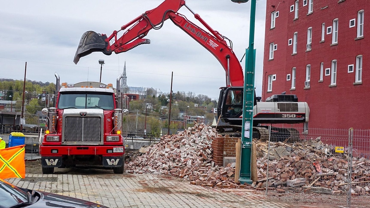 Des travaux de démolition qui se déroulent dans le cadre de la revitalisation de la rue Wellington Sud à Sherbrooke