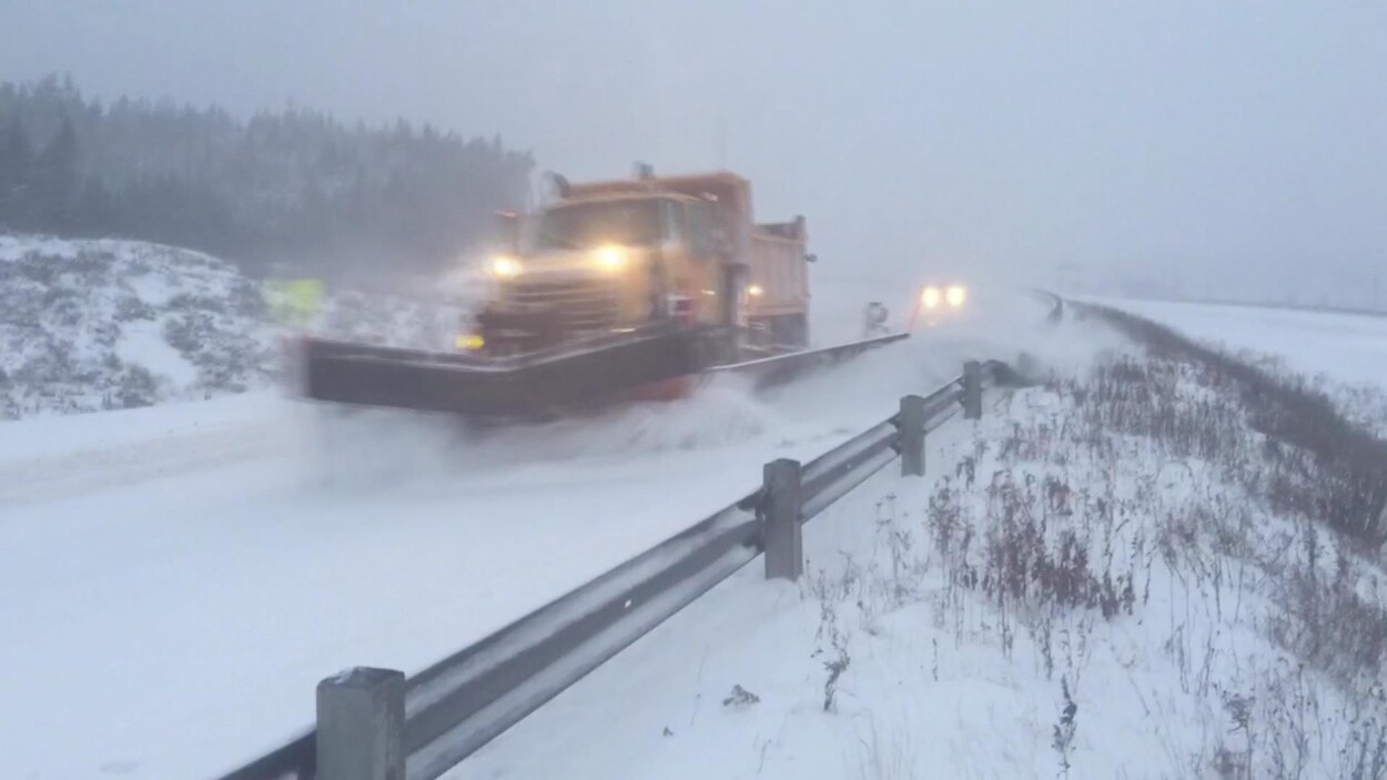 Une déneigeuse.