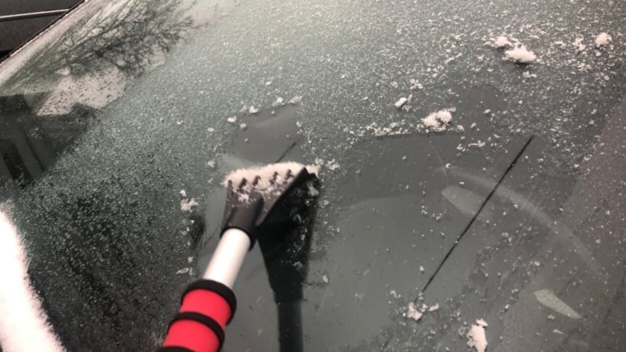 Un balais de déneigement sur un pare-brise.