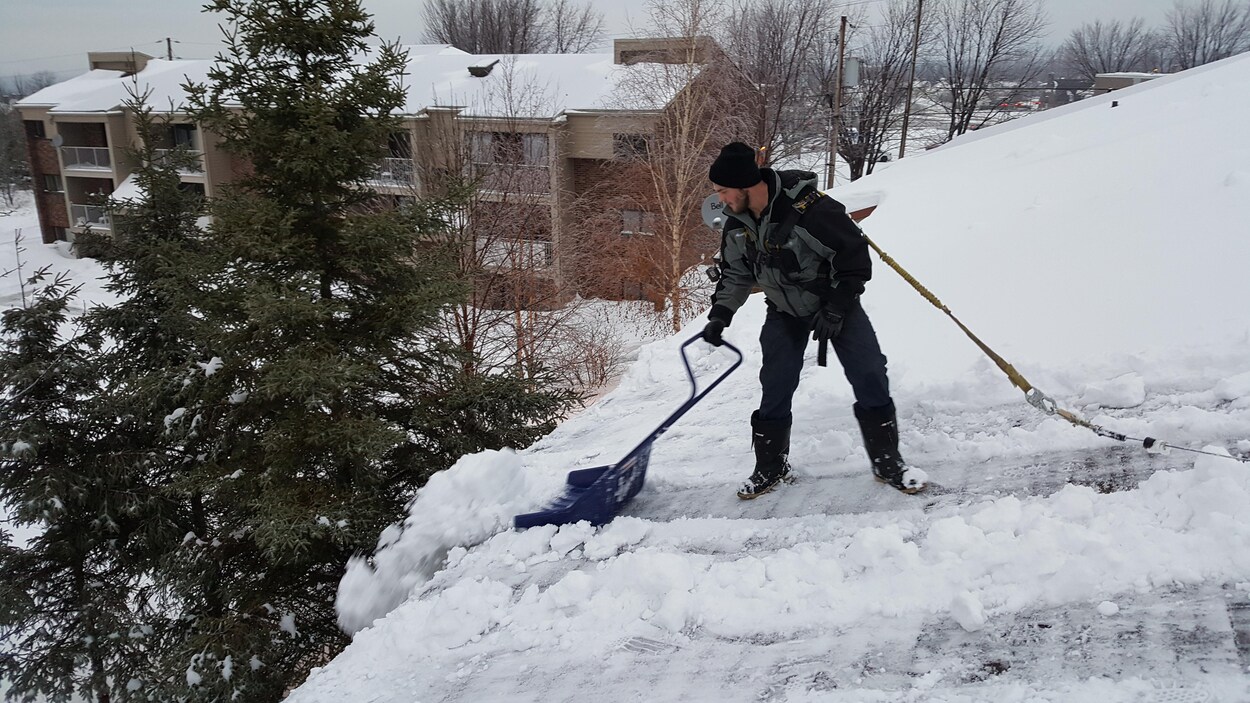 Un déneigeur sur un toit. Un déneigeur sur un toit.