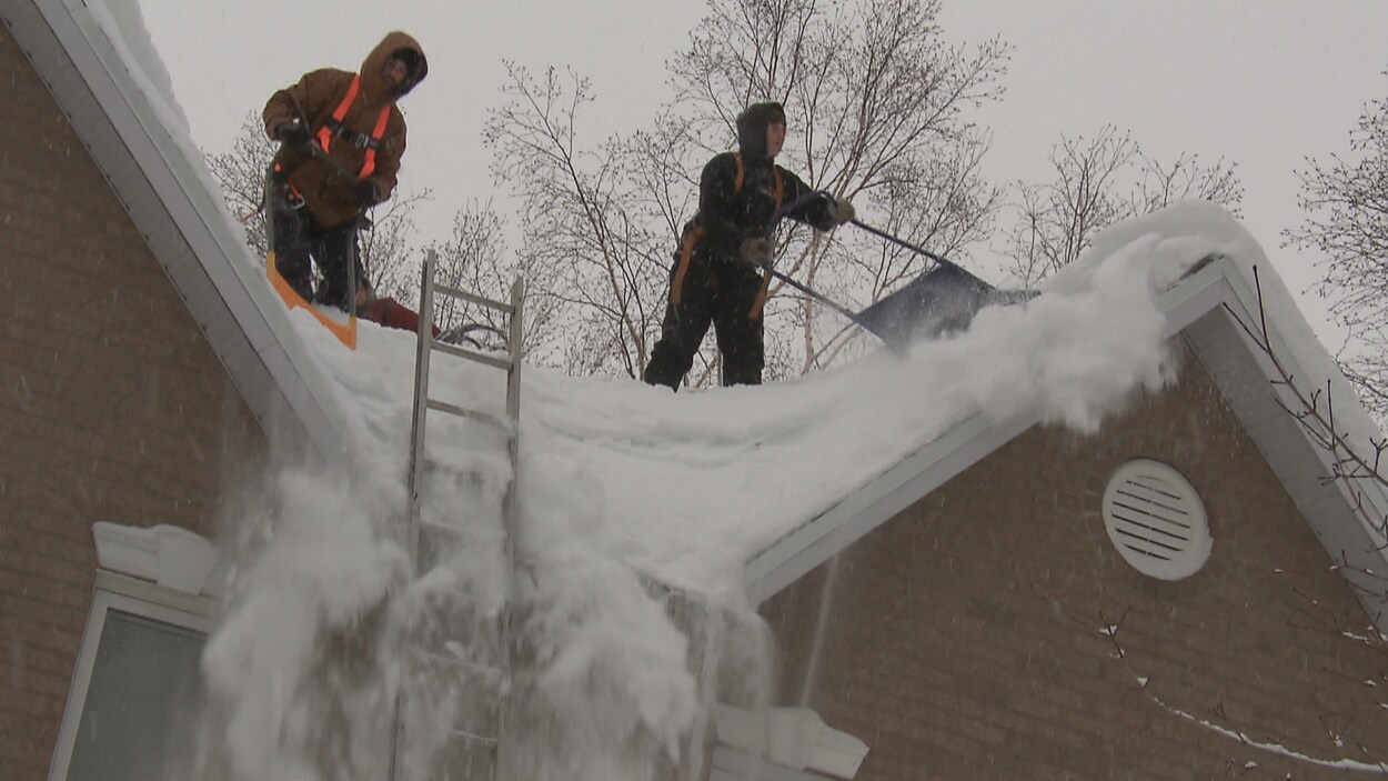 Des déneigeurs sur un toit