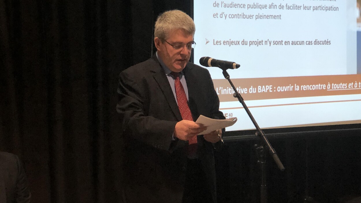 Denis Bergeron au micro.