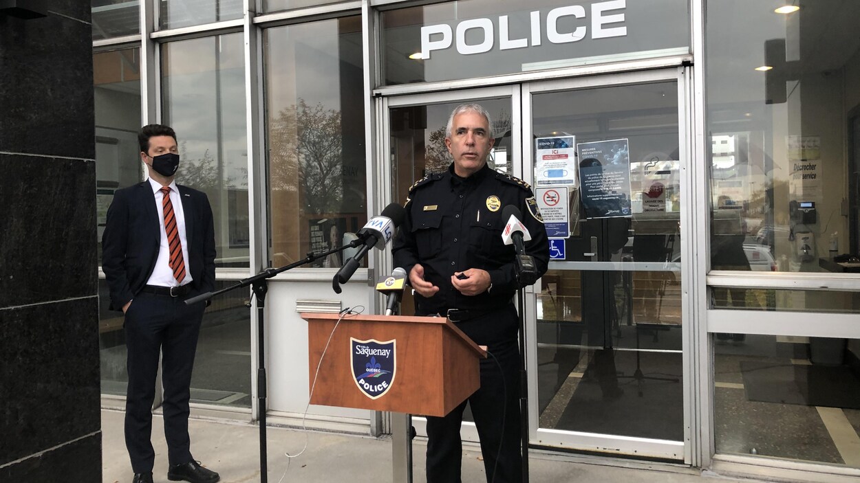 Denis Boucher devant le quartier général du Service de police de Saguenay
