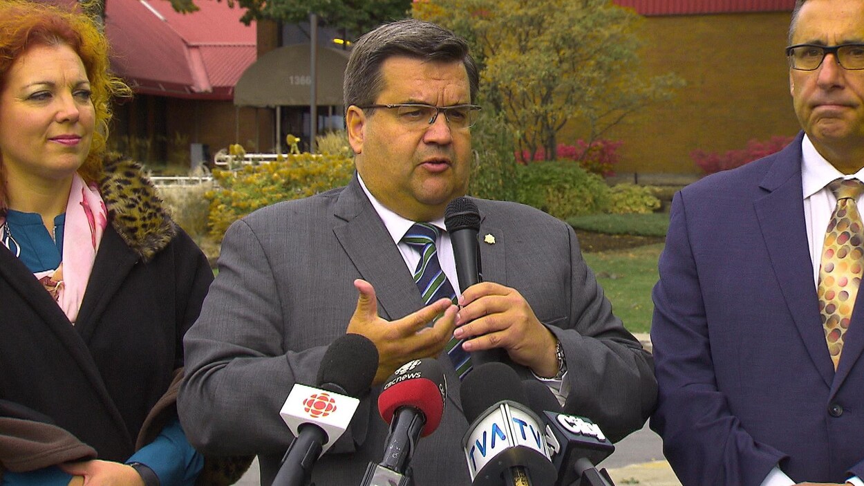 Le maire sortant de Montréal, Denis Coderre, en compagnie d'élus dont le maire d'arrondissement Jim Beis, en conférence de presse dans l'arrondissement de Pierrefonds-Roxboro. Le maire sortant de Montréal, Denis Coderre, en compagnie d'élus dont le maire d'arrondissement Jim Beis, en conférence de presse dans l'arrondissement de Pierrefonds-Roxboro.