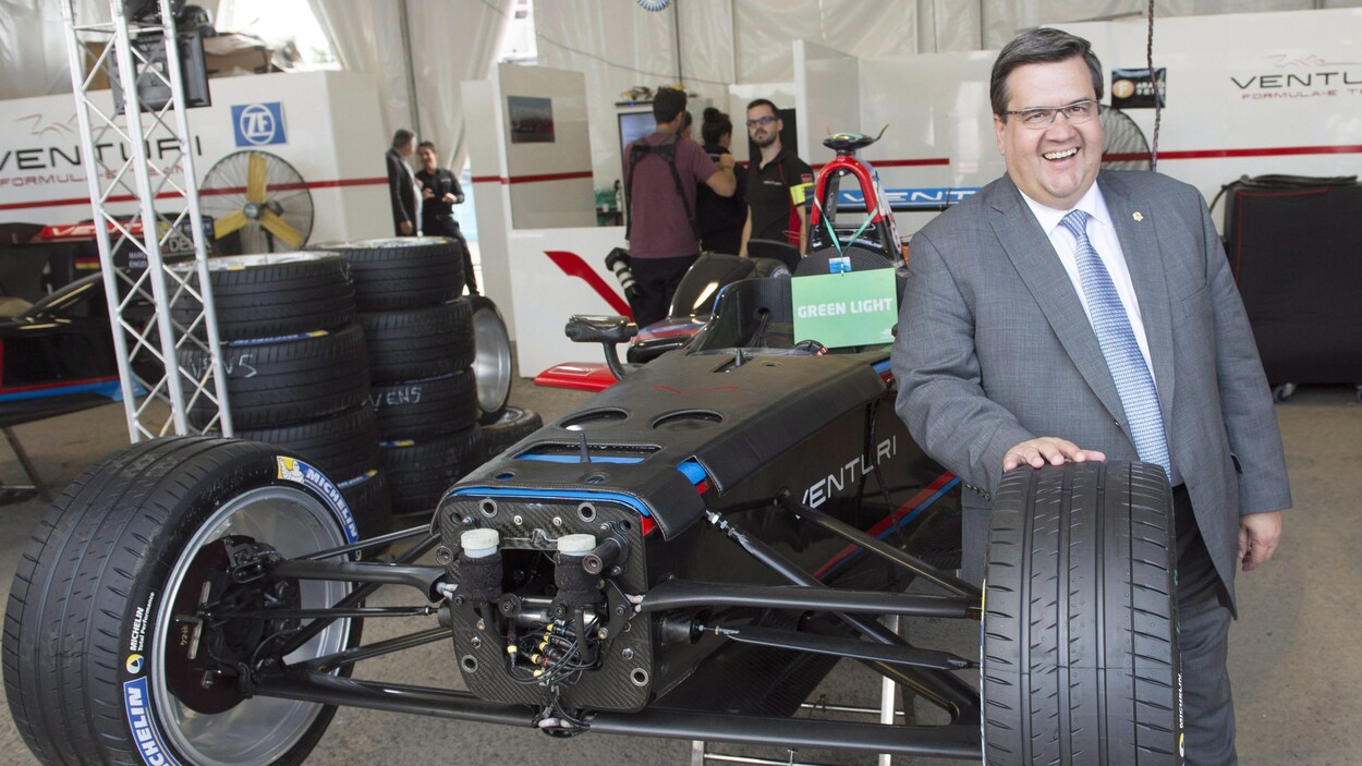 Le maire Denis Coderre a visité l'écurie Ventura Formula E avant la tenue du Grand Prix de formule électrique dans le centre-ville de Montréal.