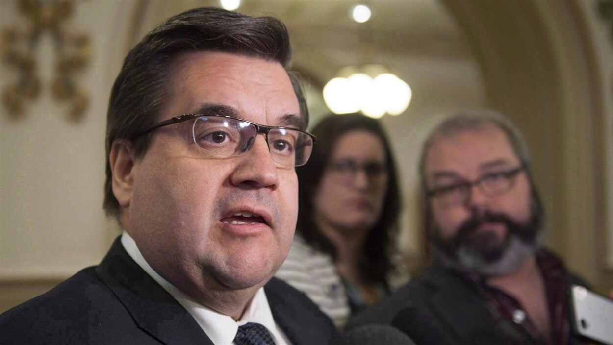 Le maire de Montréal, Denis Coderre, s'exprime devant un micro de journaliste.