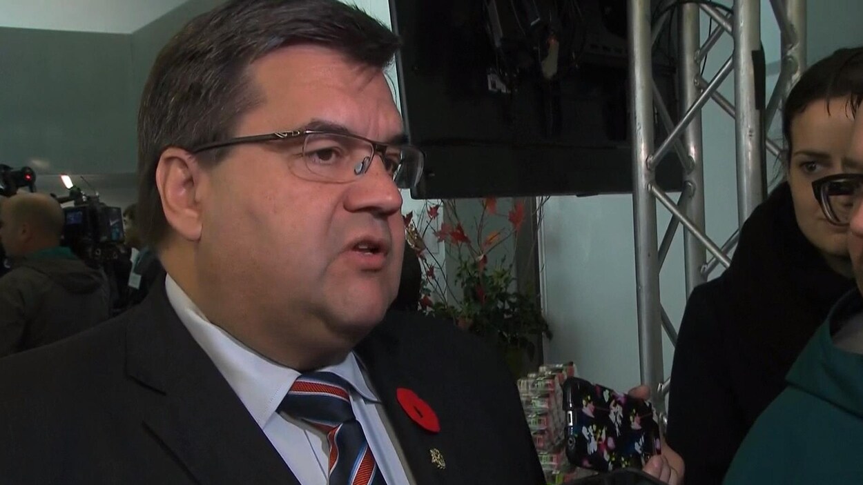 Denis Coderre en point de presse, devant des journalistes, dans le cadre de la campagne municipale à Montréal.